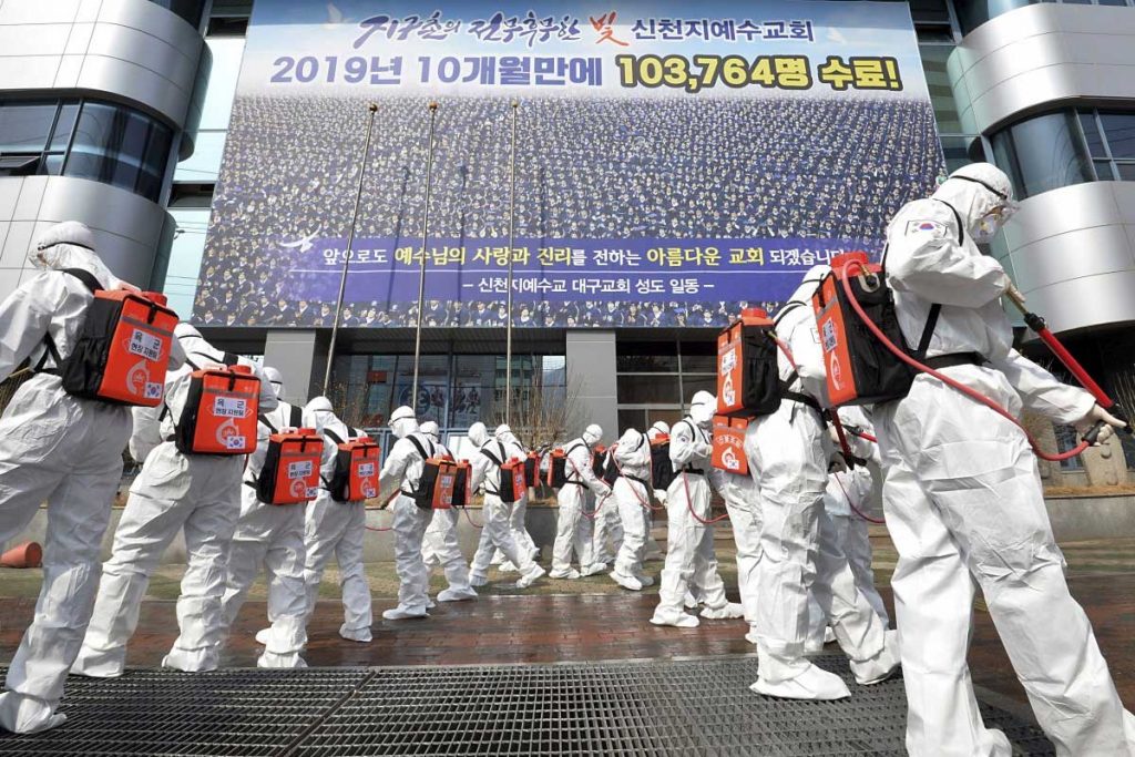 Frente del lugar de reunión de Shincheonji siendo desinfectado