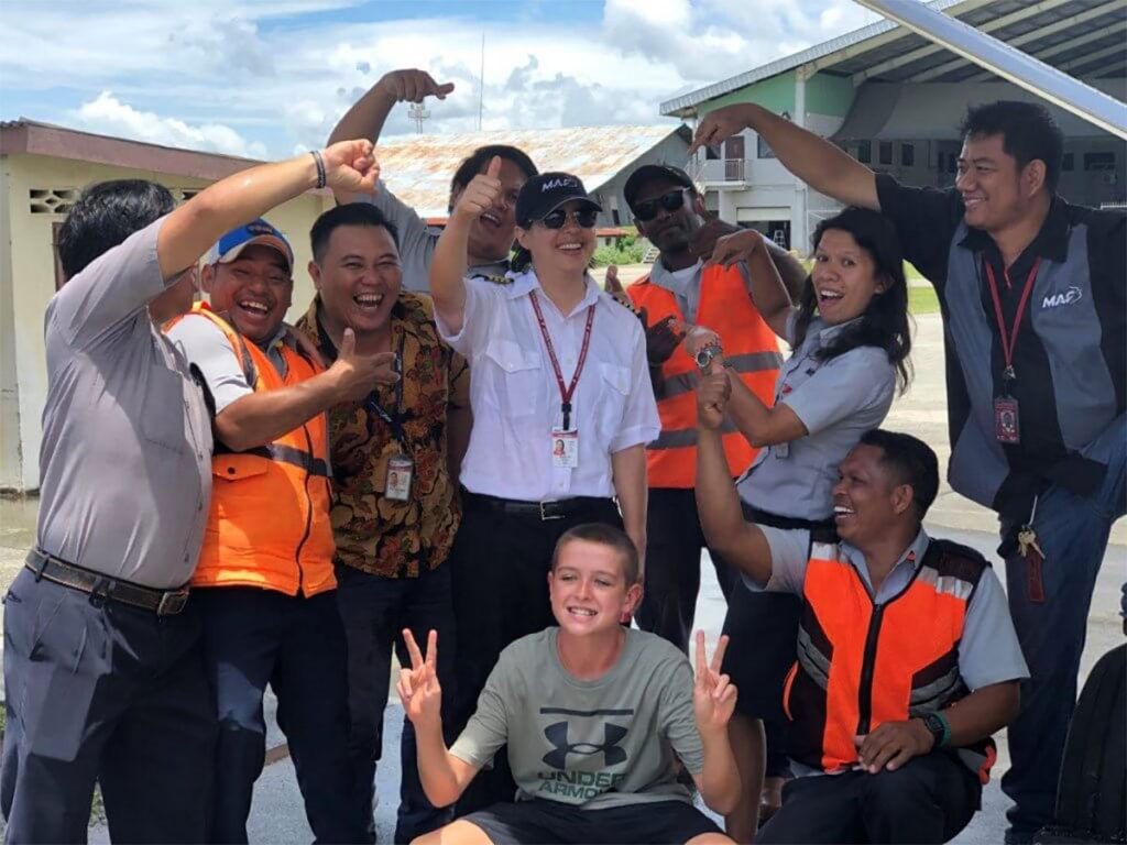 Joyce Lin celebra con sus compañeros de equipo en el aeropuerto de Sentani en Papua, Indonesia, después de su primer vuelo en solitario