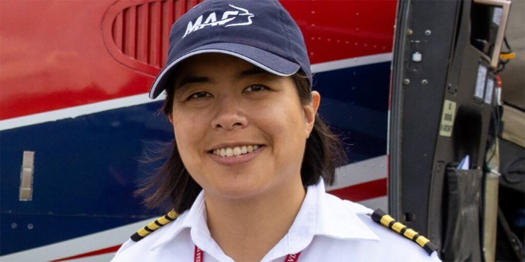 Joyce Lin con su uniforme de piloto