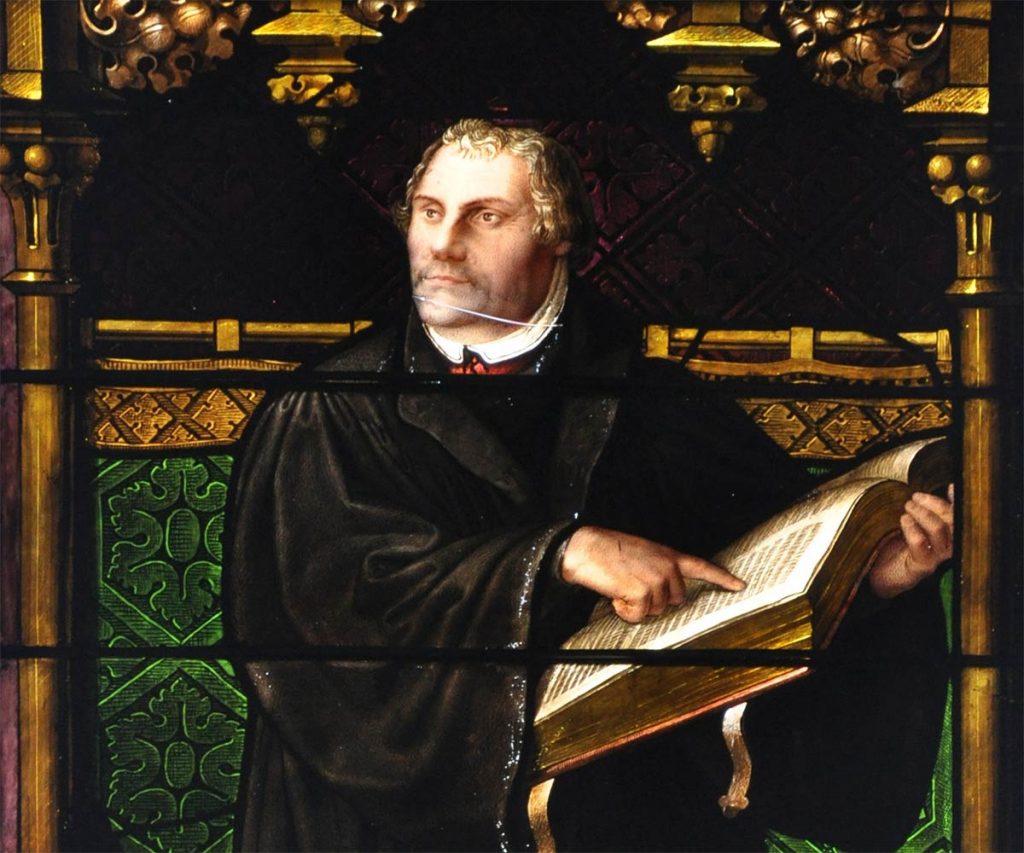 Representación de Martín Lutero señalando las Escrituras