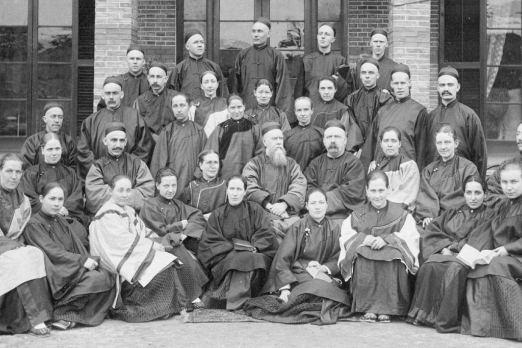 Hudson Taylor rodeado por algunos de sus misioneros que habían adoptado la vestimenta china.