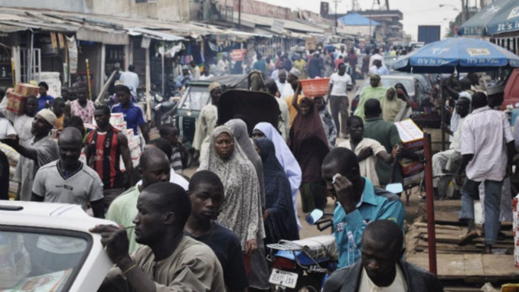 De acuerdo con un informe de 2020, el 50,4 % de la población de Nigeria son musulmanes, el 48,2 % son cristianos y el 1,4 % son de otras religiones.