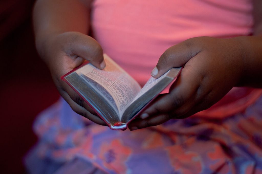Los padres que le enseñan a sus hijos a leer regularmente la Biblia mientras crecen tienen más probabilidad de que sus hijos no abandonen la fe siendo adultos