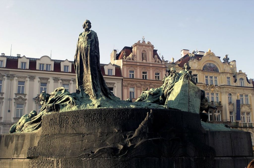 Estatua de Juan Hus en la Plaza de la Ciudad Viejam