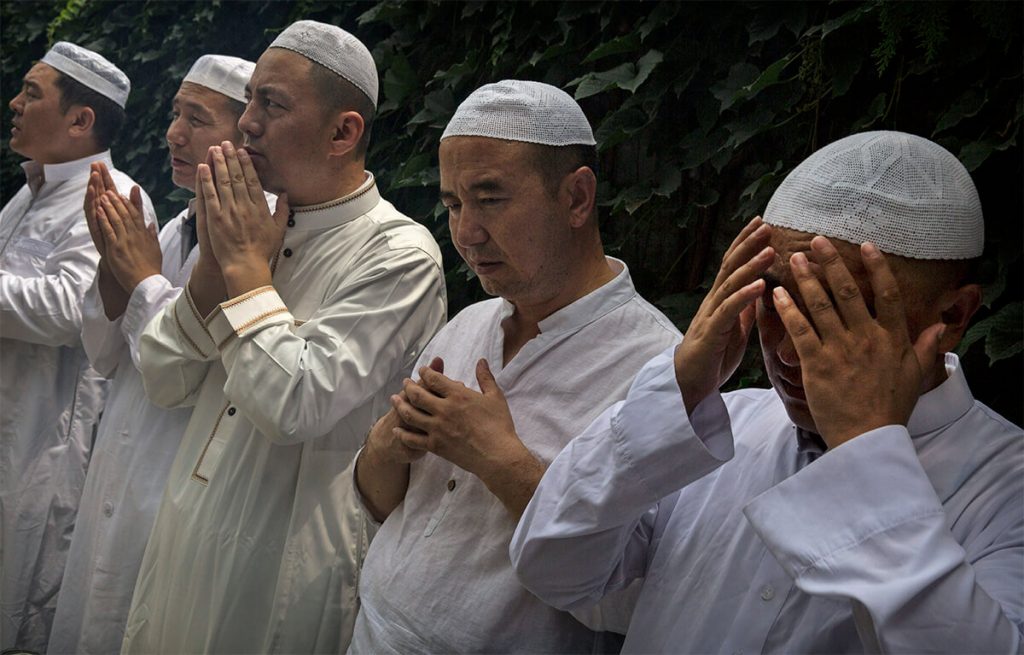 Musulmanes chinos oran durante el mes de ayuno del Ramadán en la histórica Mezquita Niujie en Beijing en 2014