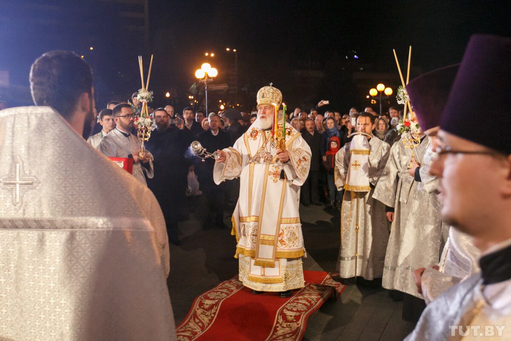 Cristianos ortodoxos en Bielorrusia celebrando la pascua en 2018