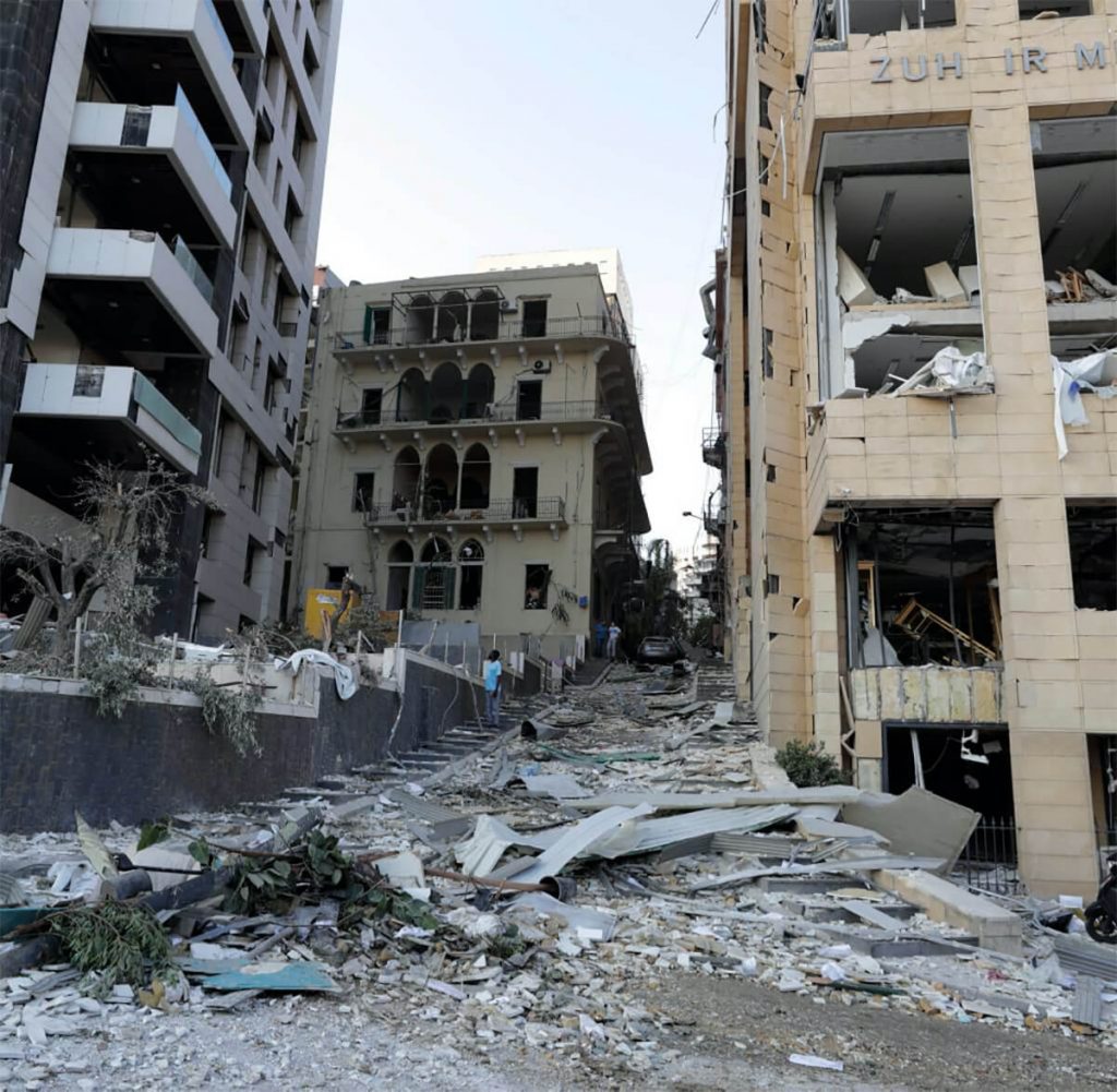Las calles de Beirut quedaron cubiertas por los escombros