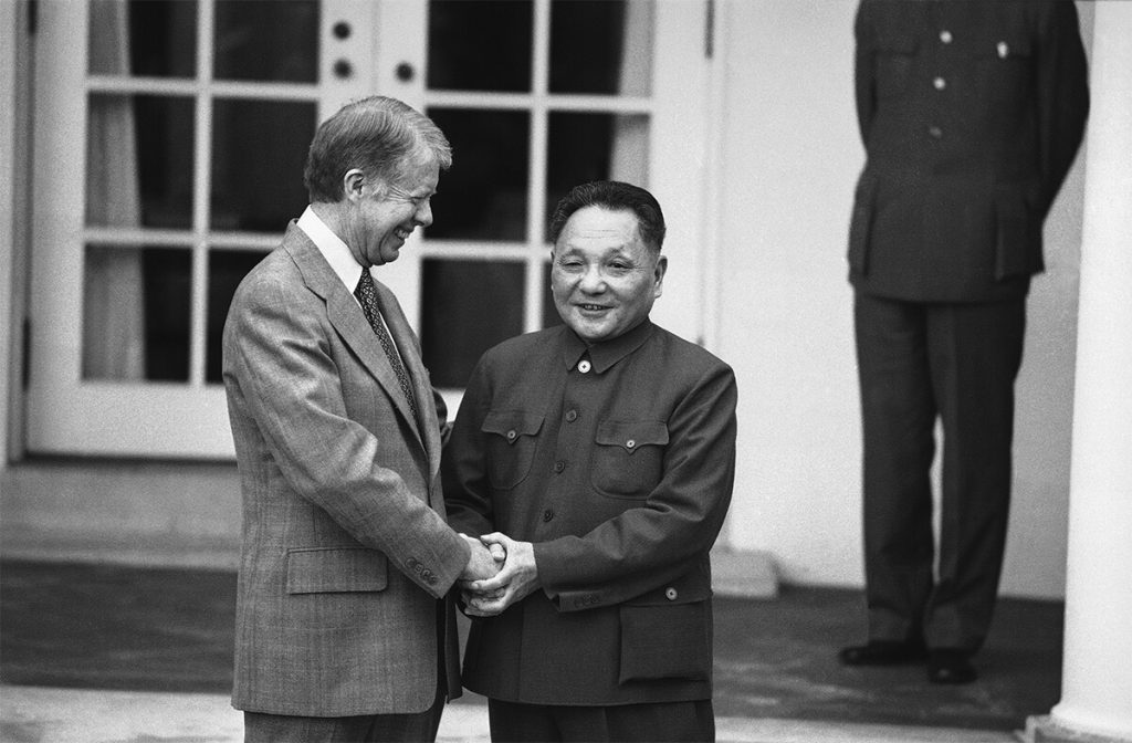 El presidente Jimmy Carter y el viceprimer ministro chino Deng Xiaoping se reunieron frente a la Oficina Oval el 30 de enero de 1979
