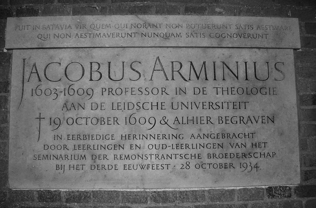 Placa conmemorativa a Jacobus Arminius en la Iglesia de Pieterskerk en Leiden.