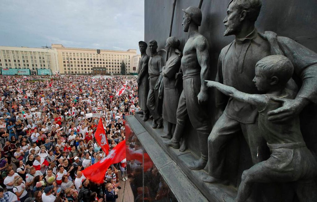 Partidarios de la oposición bielorrusa reunidos para una manifestación de protesta frente al edificio del gobierno en la Plaza de la Independencia en Minsk