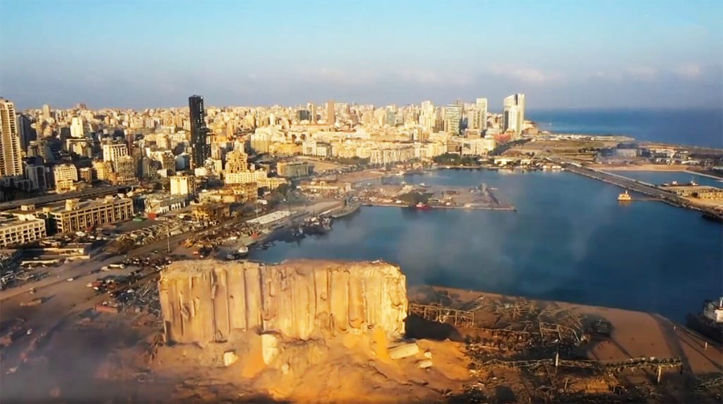 Vista aérea del puerto de Beirut luego de la explosión