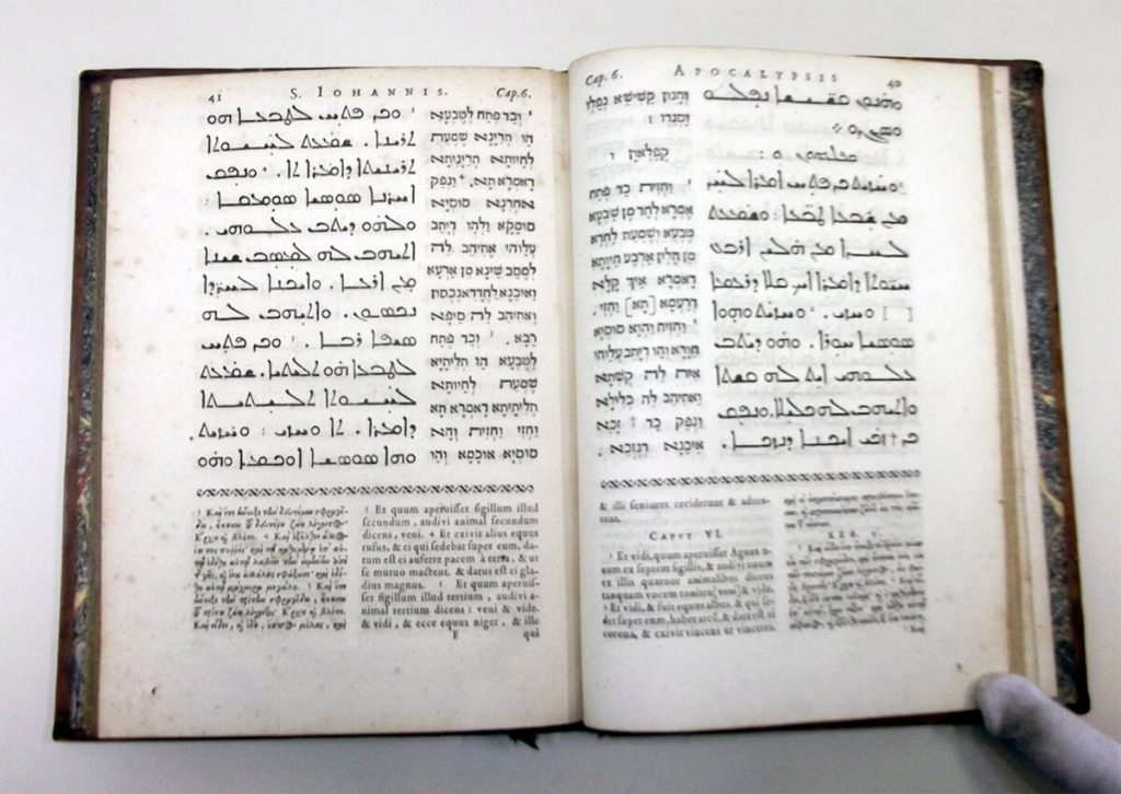 Apocalipsis de Juan en siríaco con columnas de traducción en hebreo, latín y griego.