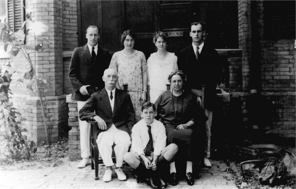 Eric Liddell, (arriba, izquierda) con su familia en China, en el verano de 1925.