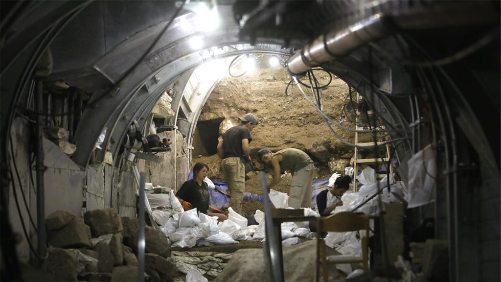Los trabajadores de la Autoridad de Antigüedades de Israel y la Autoridad de Parques y Naturaleza trabajan en la "calle escalonada" en un túnel subterráneo, en las afueras de la parte sur de la Ciudad Vieja de Jerusalén. Esta carretera ahora está parcialmente abierta a la visita del público