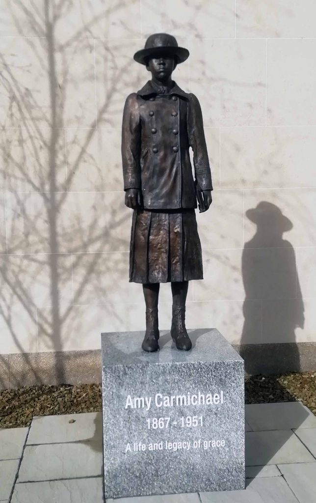 Estatua de Amy Carmichael cuando era una niña que se encuentra en Hamilton Street en Bangor, Condado de Down, Irlanda del Norte, en los terrenos de la iglesia presbiteriana.