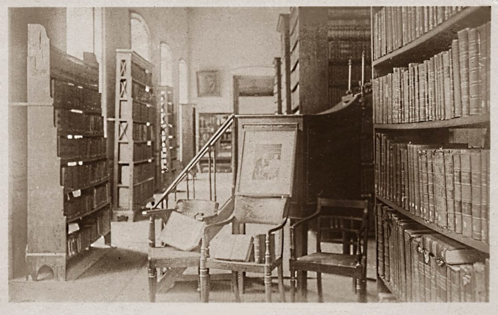 Interior de la biblioteca del Serampore College.