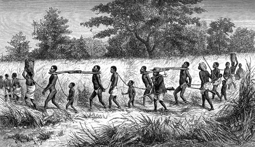 Los comerciantes de esclavos y sus cautivos encadenados y con cuello con "palos de domesticación".