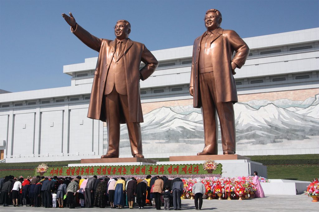 Los norcoreanos se inclinan ante las enormes estatuas de bronce de Kim Il-sung y su hijo Kim Jong-il en el Gran Monumento de Mansu Hill en la capital Pionyang.
