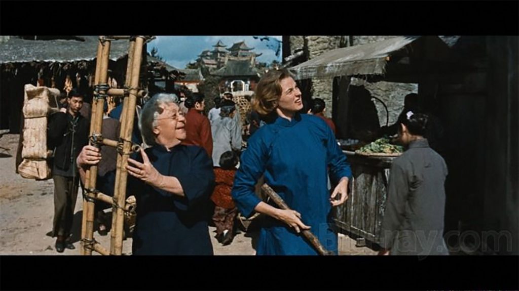 Escena de la película The Inn of the Sixth Happiness en la que se ve a Gladys (Ingrid Bergman) junto a la Señora Lawson.