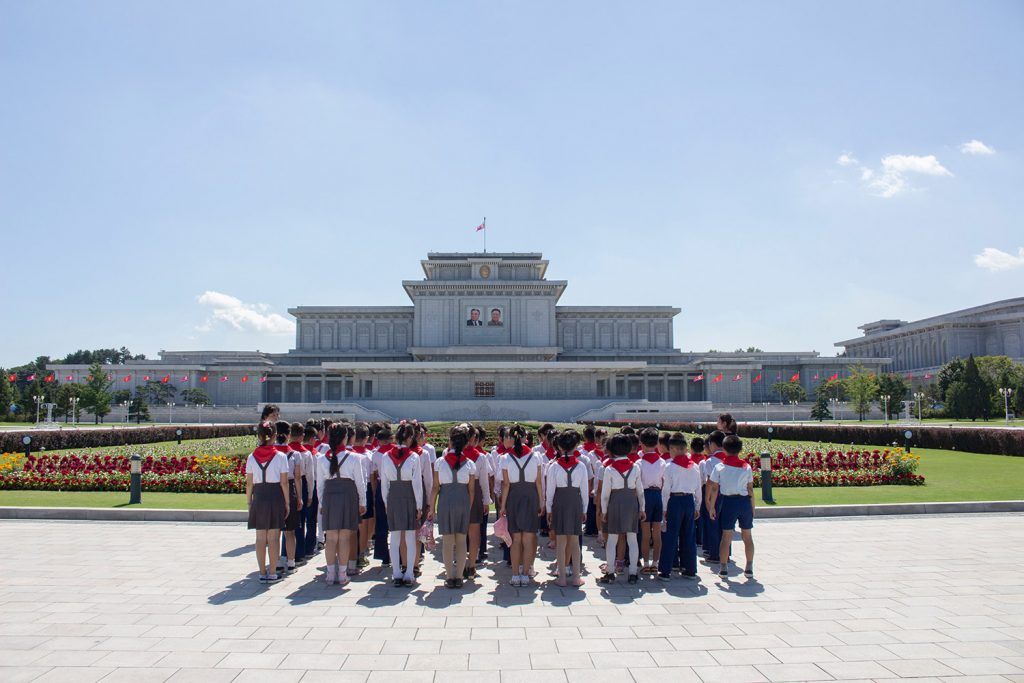Niños en una excursión escolar que incluye vistas a los sitios que rinden culto a la dinastía Kim