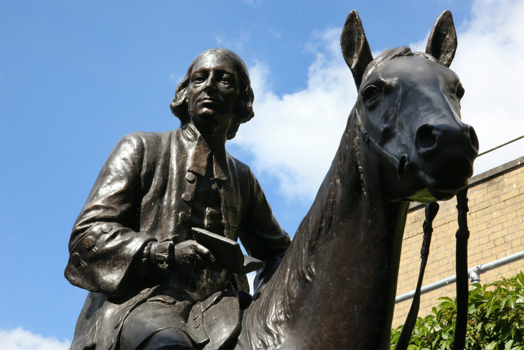 Estatua de John Wesley a caballo fuera de su capilla en Bristol, Inglaterra.