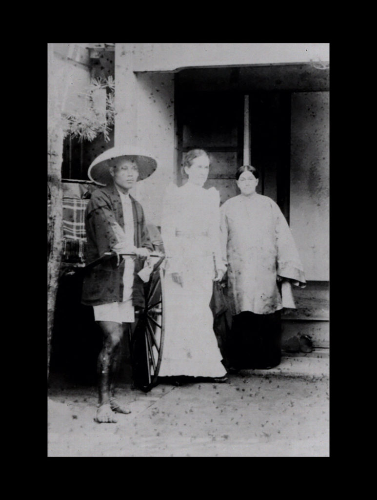 Lottie Moon (derecha) junto a una misionera occidental y un joven chino.