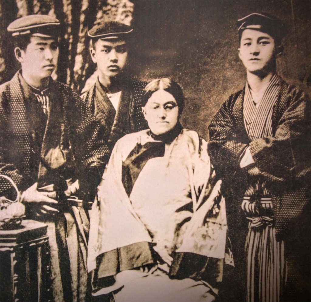 Lottie Moon (centro) junto a un misionero y algunos cristianos chinos.