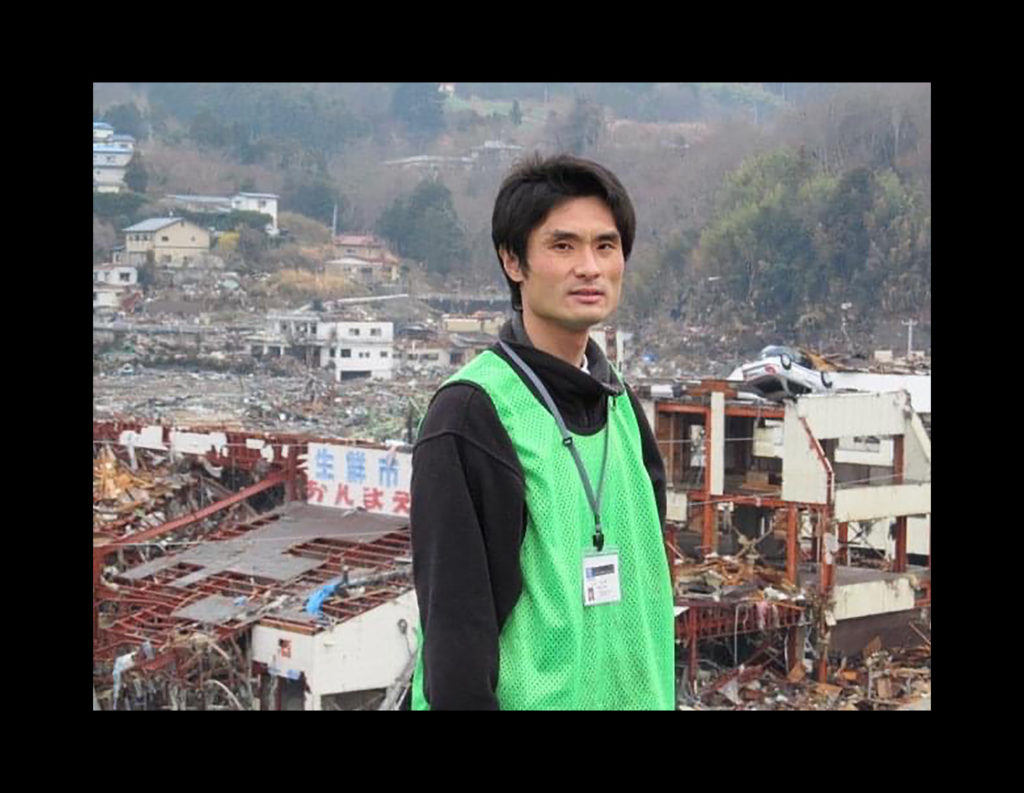 Pastor Yoshiya Hari en Onagawa, Miyagi, después del triple desastre de Tohoku en 2011