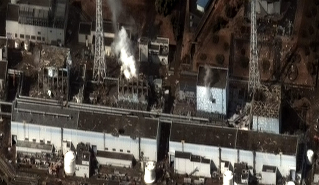 La planta de energía nuclear de Fukushima I después del terremoto y tsunami de Tōhoku de 2011. Reactor 1 a 4 de derecha a izquierda.
