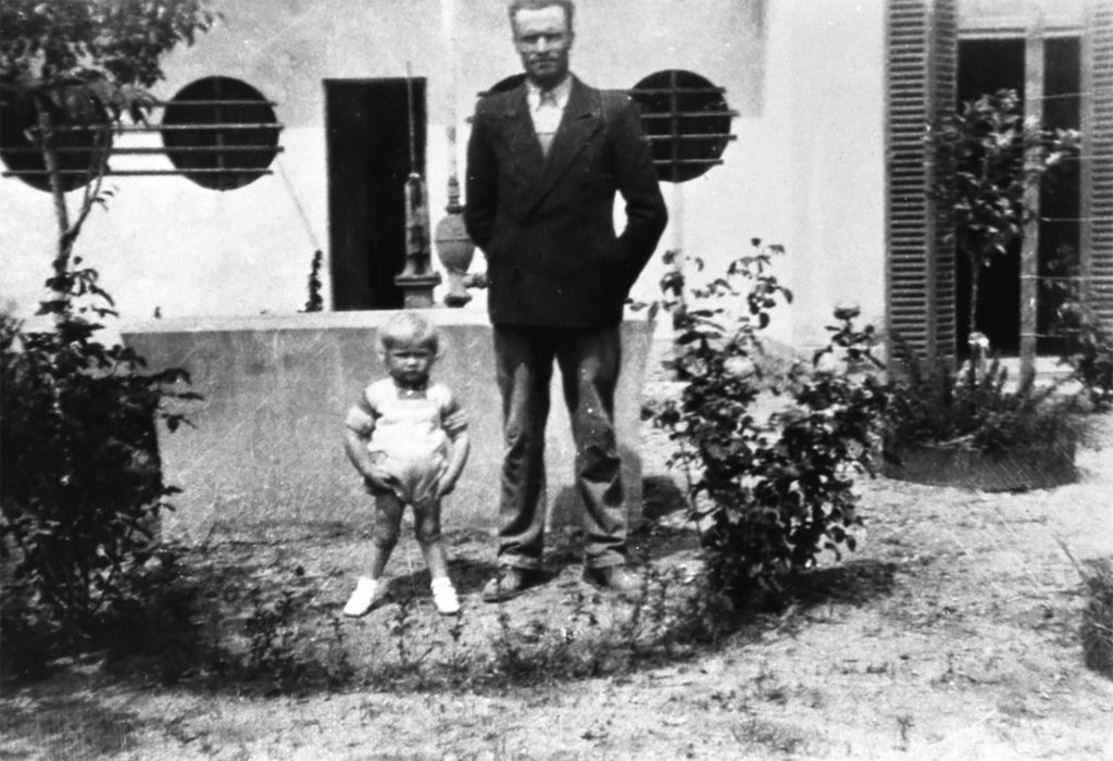 Un niño Luis de pie con su padre, Luis Palau Sr., frente a su casa en Ingeniero Maschwitz, Argentina en 1937