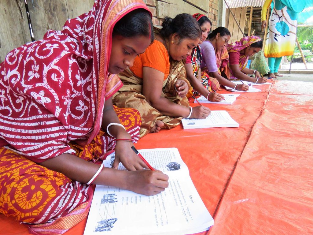 Curso de alfabetización para mujeres cristianas en Bangladesh
