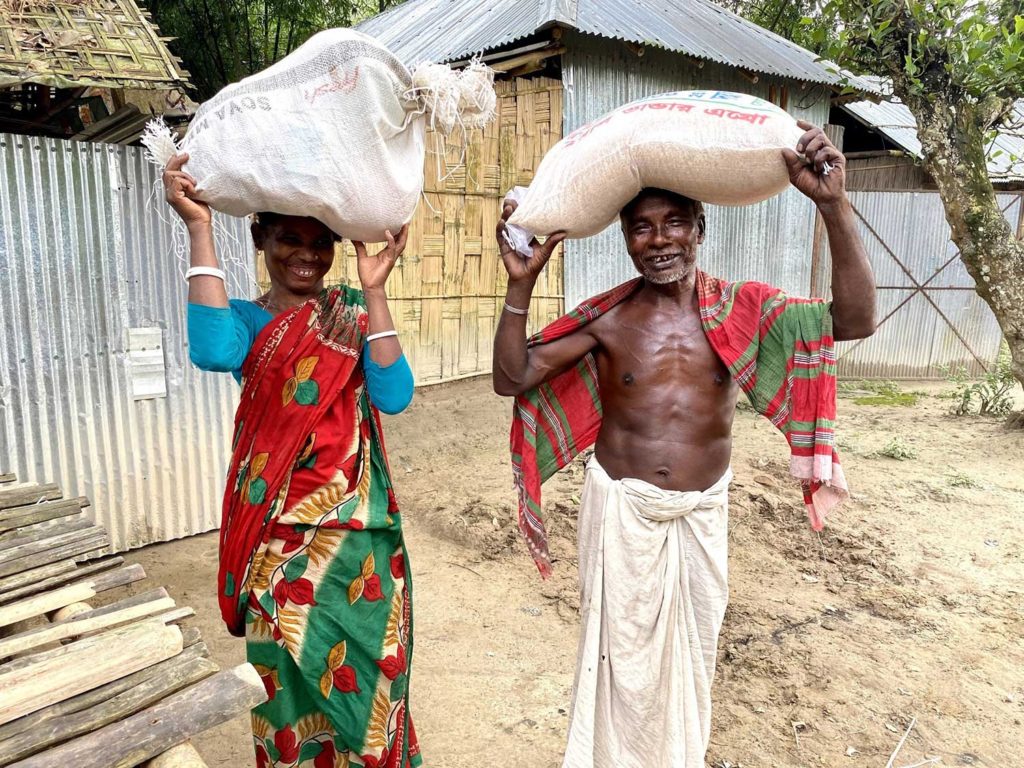 Entrega de alimentos a cristianos vulnerables en Bangladesh