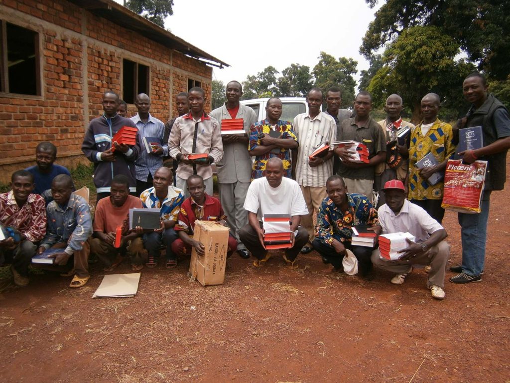 Entrega de Biblias en la República Centroafricana