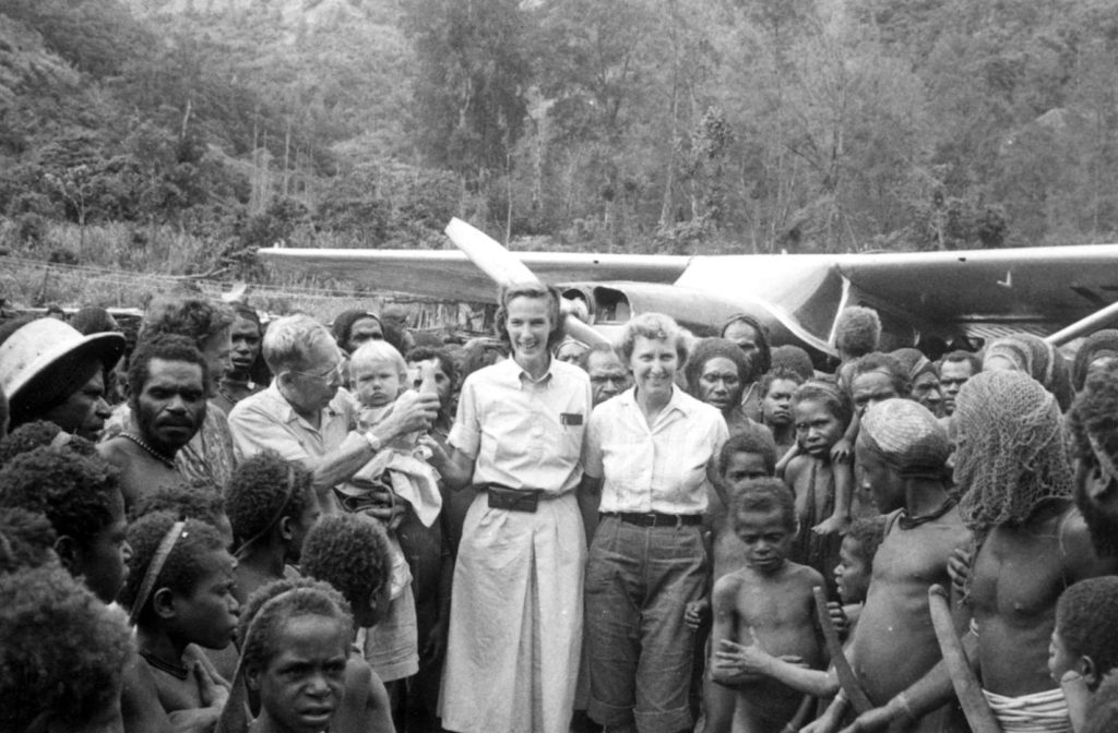 Betty Greene en Papúa junto a algunos compañeros misioneros rodeados de población local.