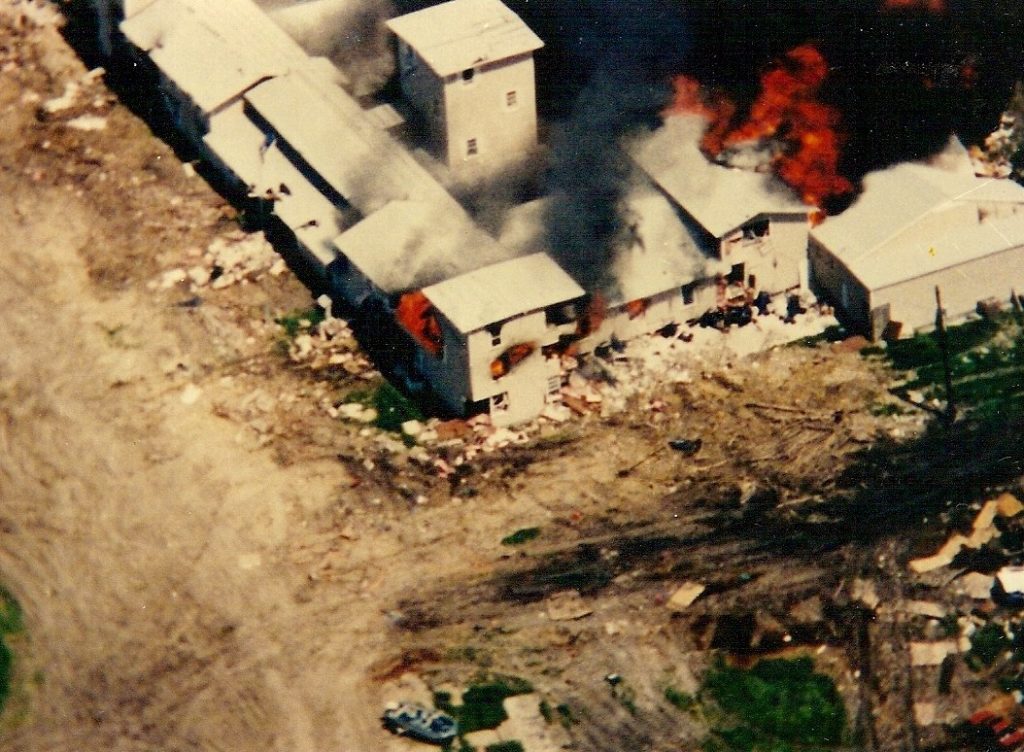 Foto del FBI del Centro Monte Carmelo envuelto en llamas el 19 de abril de 1993