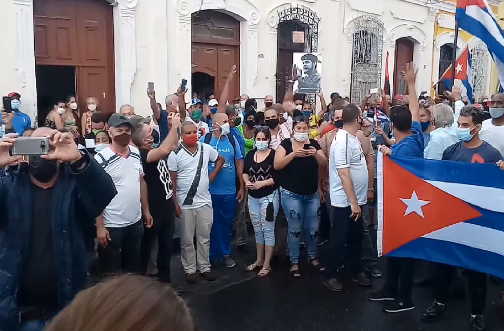 Manifestantes pro-gobierno cubano en Cienfuegos el 11 de julio