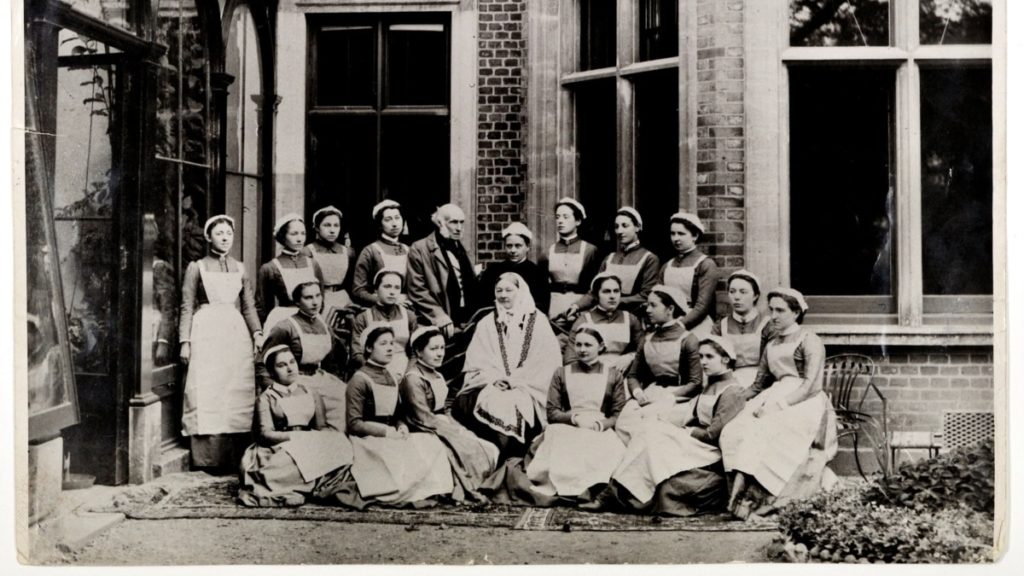 Florence Nightingale rodeada de algunas enfermeras.