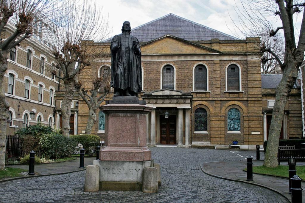 La capilla de Wesley en Londres fue fundada por John Wesley, cuya estatua se encuentra en el patio.