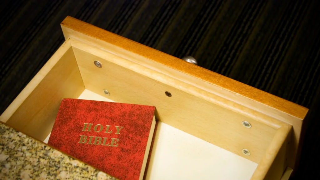 Biblia de los Gedeones en un hotel.