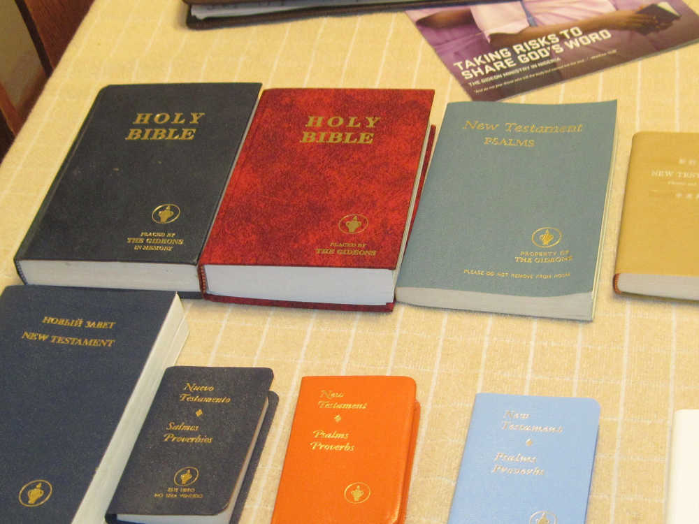 Muestra de las Biblias que distribuyen los Gedeones.