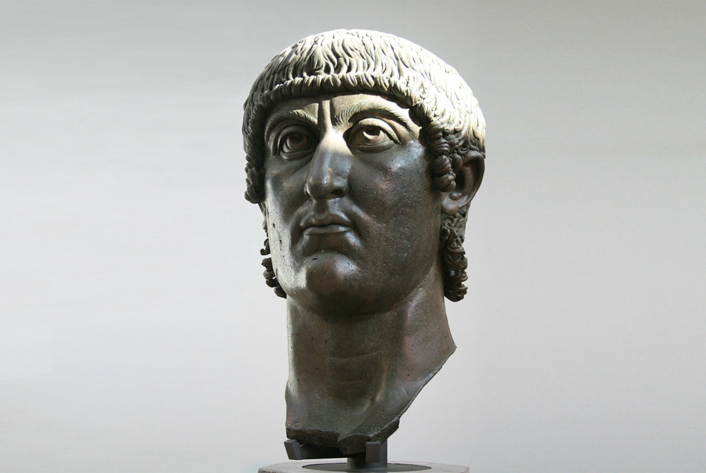 Cabeza de un coloso de bronce de Constantino, ahora en los Museos Capitolinos en Roma.