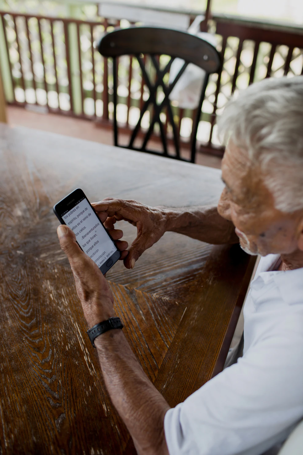La Biblia en aplicación móvil está llegando incluso a las generaciones mayores / Foto: Unsplash
