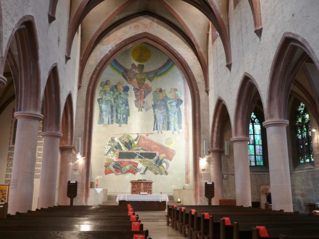 Interior actual de la iglesia donde está sepultado Ursino en Neustadt