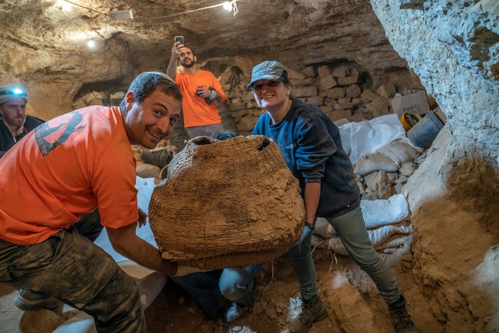 La cesta de 10.500 años de antigüedad se ve tal y como se encontró en la cueva de Muraba'at. Las operaciones de excavación se han llevado a cabo desde 2017