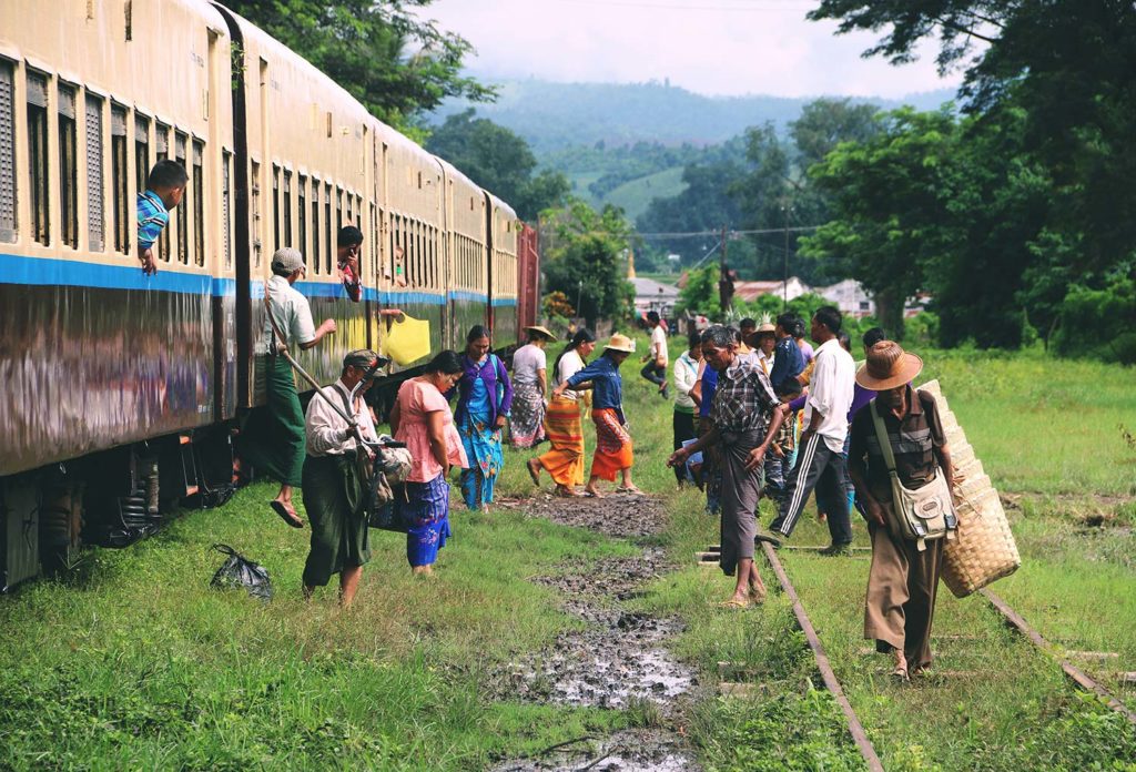 Gente bajando de un tren en Hsipaw, Myanmar