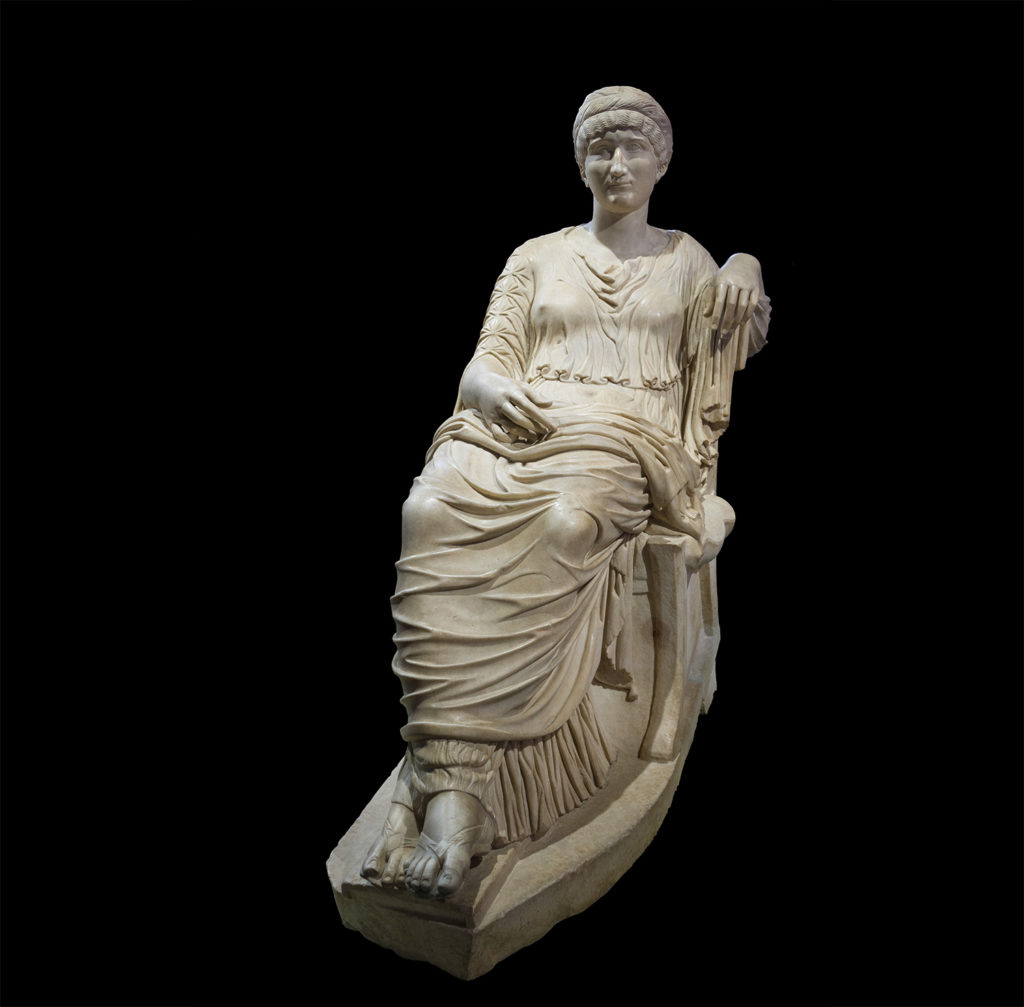 Estatua sentada de la emperatriz Helena, madre del emperador Constantino el Grande.