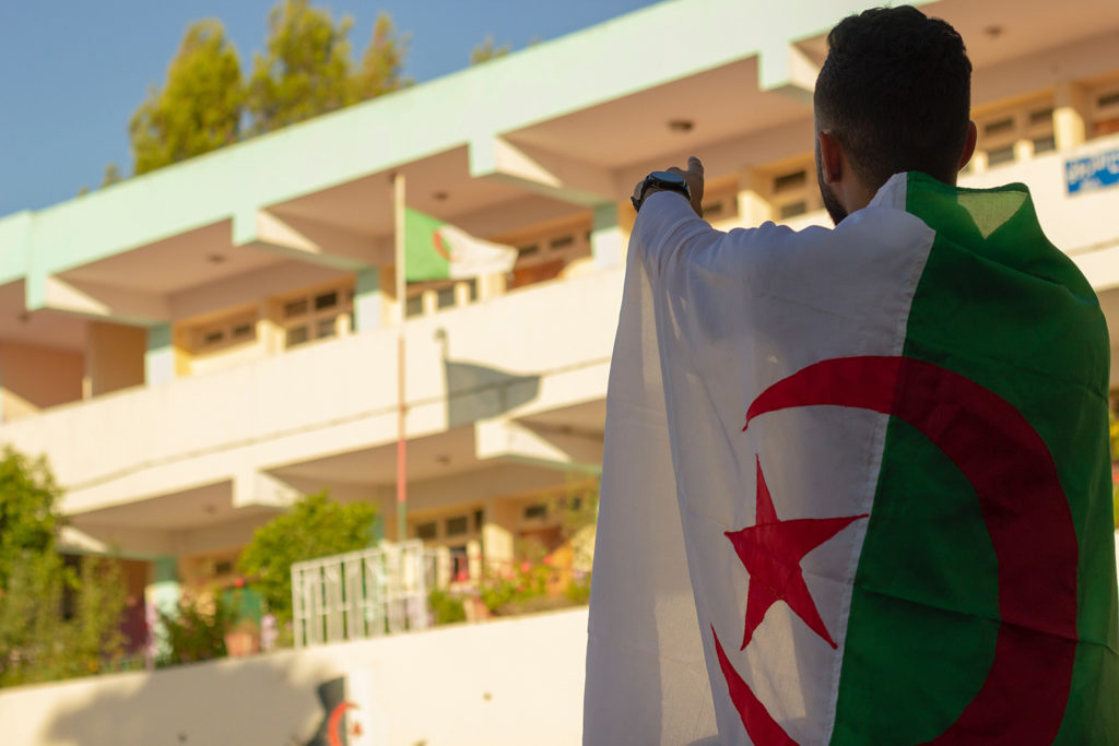 Los argelinos tienen una fuerte identidad musulmana, incluso su bandera lo expresa así.