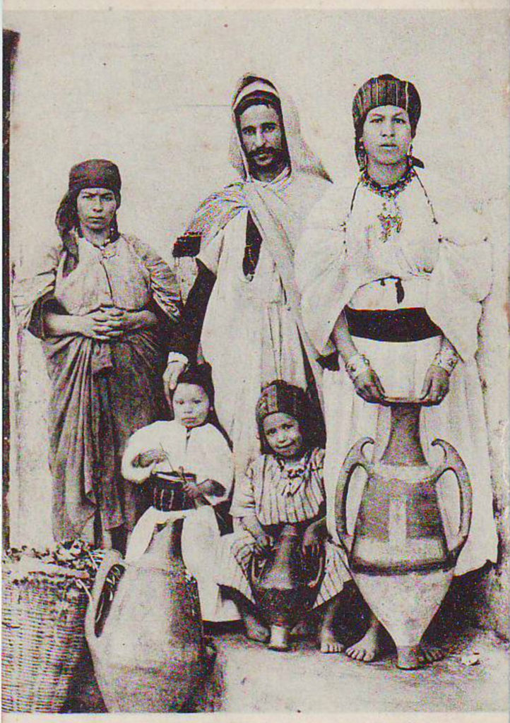 Familia bereber cristiana de la Cabilia durante la primera parte del siglo XX.