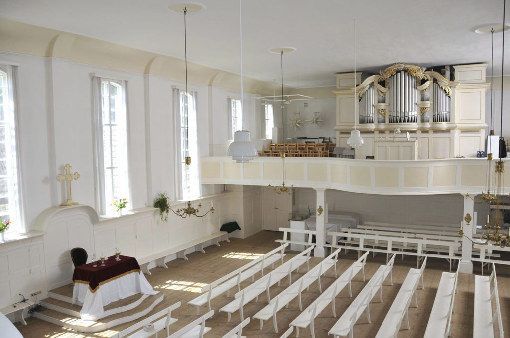 Interior de una iglesia morava en Neudietendorf, en Turingia, Alemania