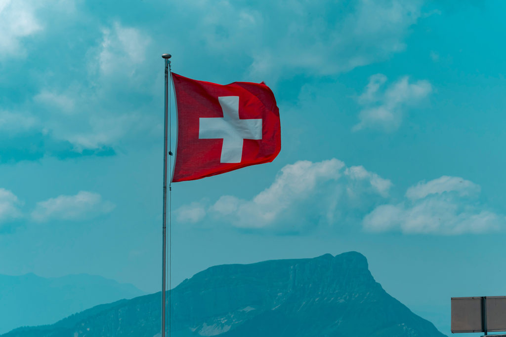 La bandera suiza es de las que contiene un símbolo cristiano más evidente